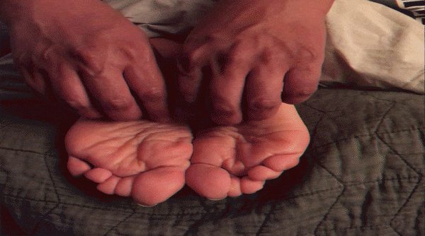 Feet trapped under a pillow and tickled [Toes, Torture] (2023/MPEG-4/107 MB)