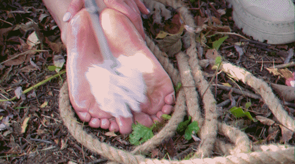 Playing With A Brush Between Wet Feet 1 - Restrained, Ticklish Soles [FullHD/MPEG-4/1.92 GB]