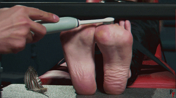 Tickling feet of mummified Alevtina in foot arching device [Hot, Tickling Torture] (2023/MPEG-4/221 MB)