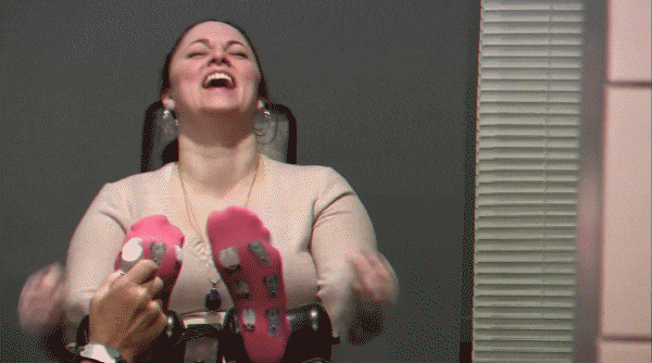 New Beauty Sarah Gets tickled in her socks! "omg, this is great!" - 2023/HD [Strong, Torture Tickling]