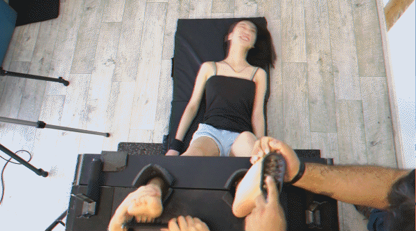 This Is Liu's Turn To Endure The Bare Soles Tickle Torture - 2023/HD [Toes, Torture]