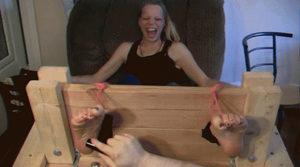 Elvies Foot Tickling Audition In The Stocks! [Lesbian Feet, Tickling] (2023/Mp4/1000 MB)